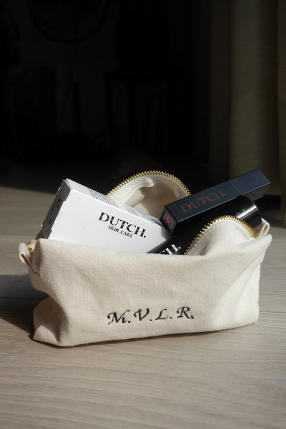 HELLO BABY! - Kraamcadeau giftset (met naam geborduurd)