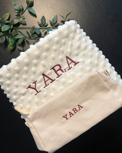 HELLO BABY! - Kraamcadeau giftset (met naam geborduurd)