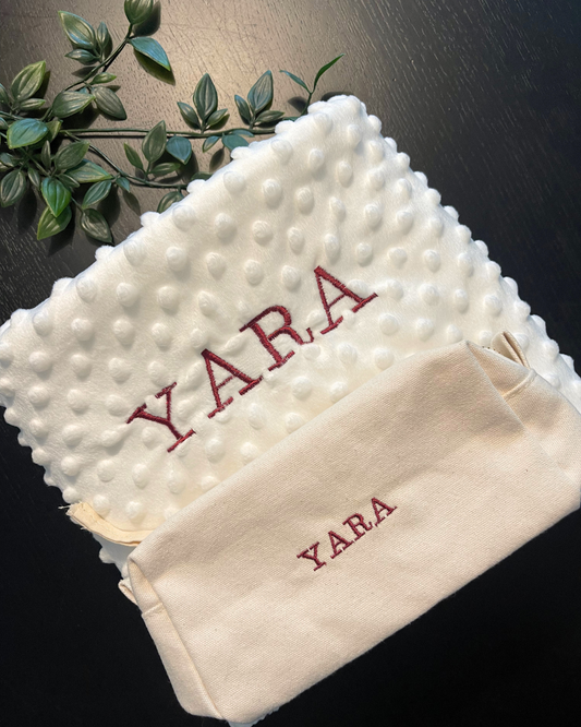 HELLO BABY! - Kraamcadeau giftset (met naam geborduurd)