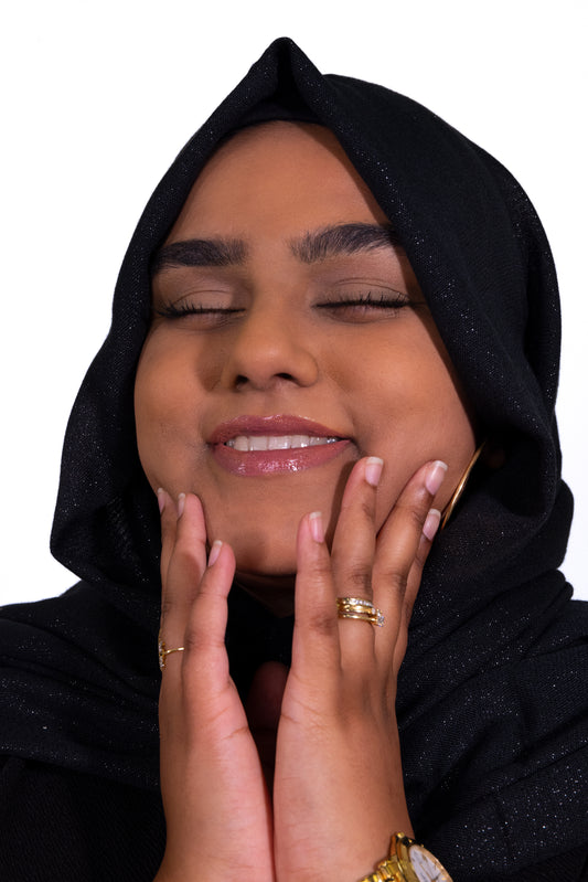 Woman wearing transparant lipgloss with a liquid lipstick as base in the color pink named Tulip by DUTCH. Cosmetx.